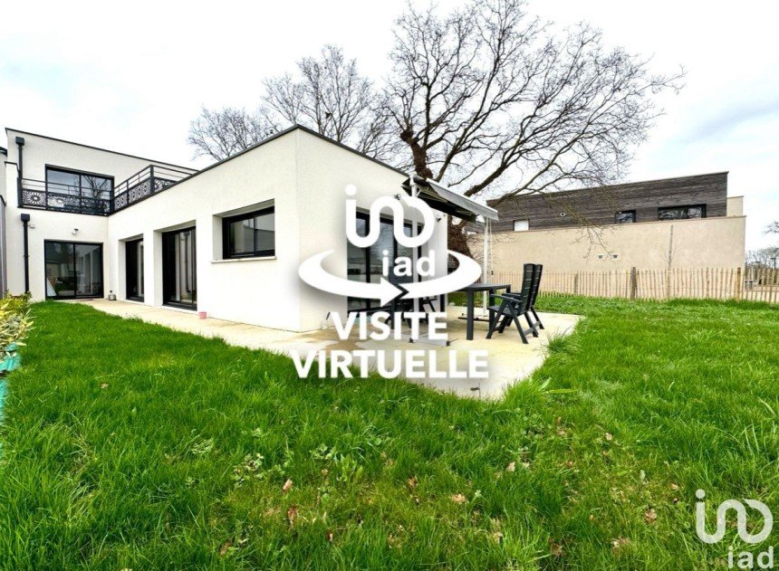 House 8 rooms of 182 m² in Noyal-Châtillon-sur-Seiche (35230)