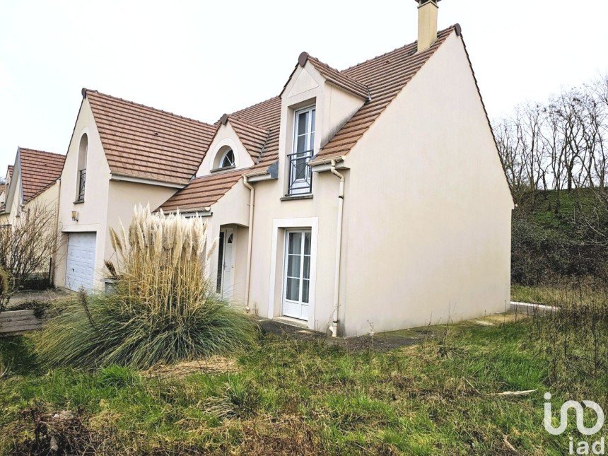 House 5 rooms of 137 m² in Savigny-le-Temple (77176)