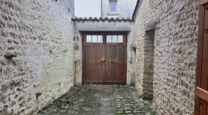 House 6 rooms of 144 m² in Saint-Jean-d'Angély (17400)