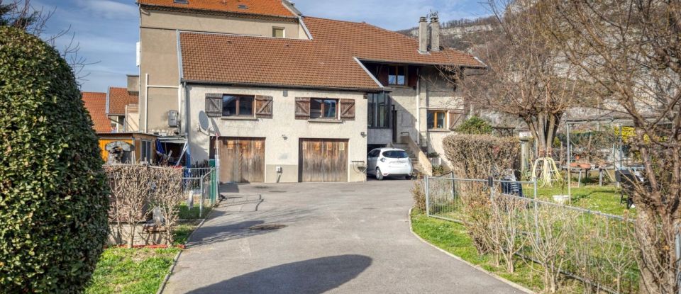 House 6 rooms of 123 m² in Voreppe (38340)