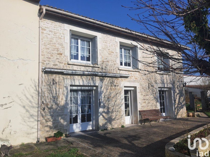 Maison 7 pièces de 188 m² à Poursay-Garnaud (17400)