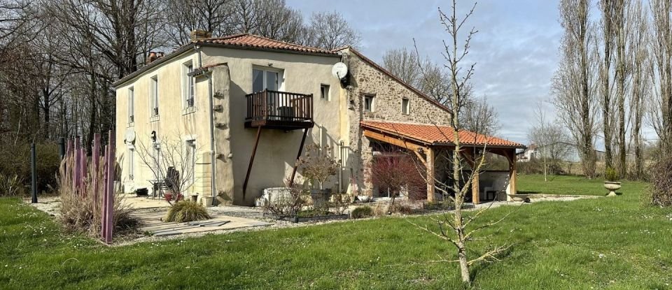 Maison 9 pièces de 250 m² à Saint-Cyr-des-Gâts (85410)