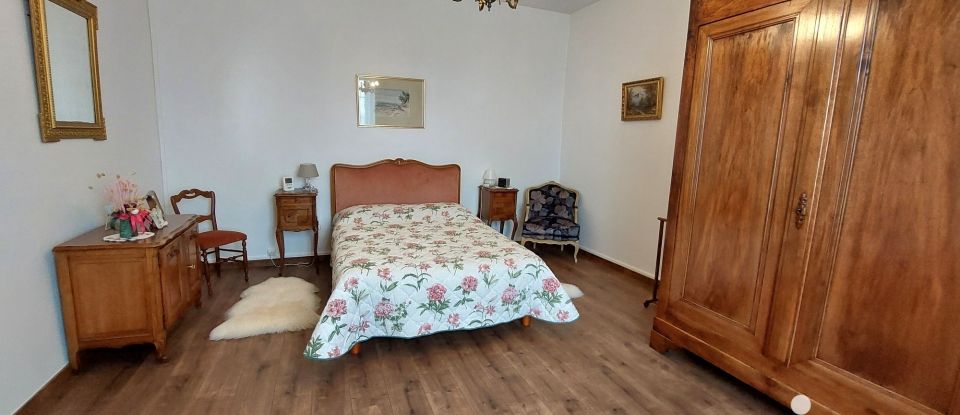 Traditional house 7 rooms of 208 m² in Pineuilh (33220)