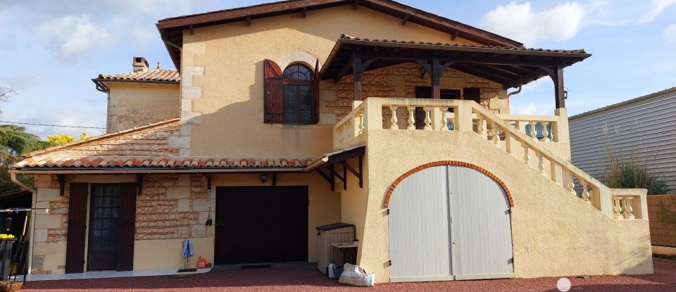 Maison traditionnelle 7 pièces de 208 m² à Pineuilh (33220)