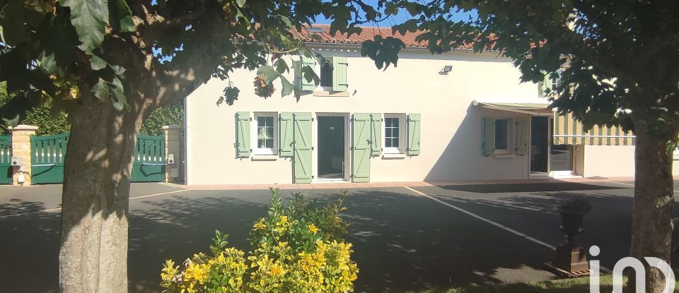 House 5 rooms of 143 m² in Longèves (85200)