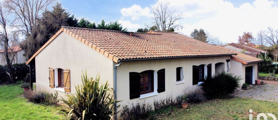 House 5 rooms of 126 m² in Fontaine-le-Comte (86240)