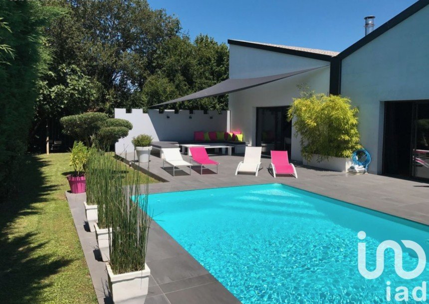 House 4 rooms of 239 m² in Léognan (33850)