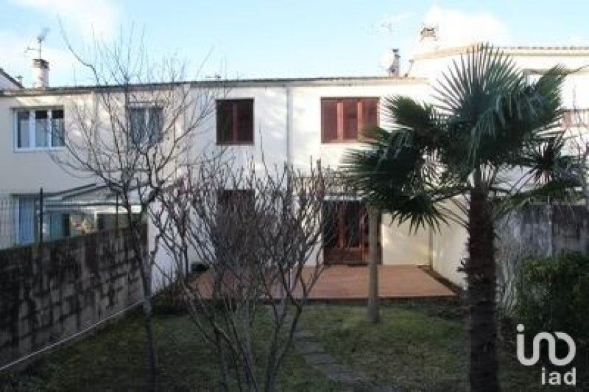 House 4 rooms of 76 m² in Saintes (17100)