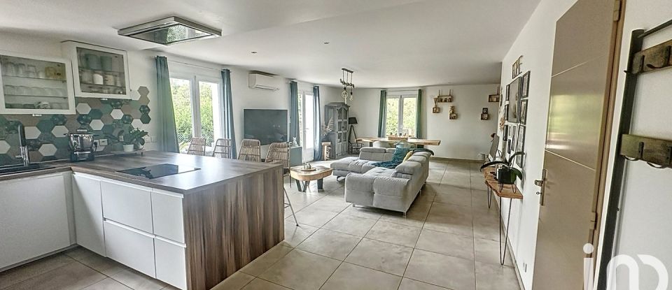 Maison traditionnelle 5 pièces de 146 m² à Saint-Paul-en-Forêt (83440)