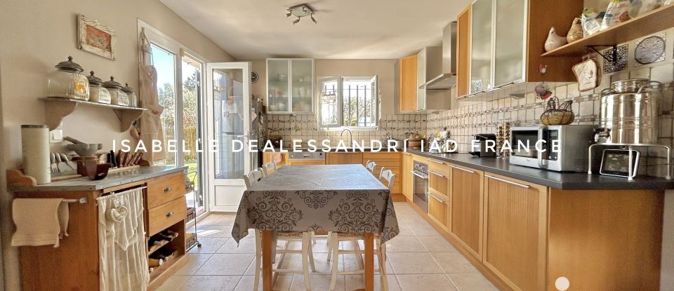 Traditional house 6 rooms of 130 m² in Six-Fours-les-Plages (83140)