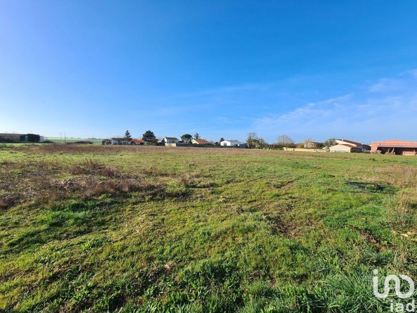 Land of 1,856 m² in Voissay (17400)