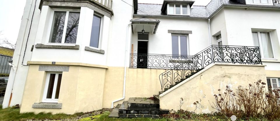 House 9 rooms of 236 m² in Maël-Carhaix (22340)