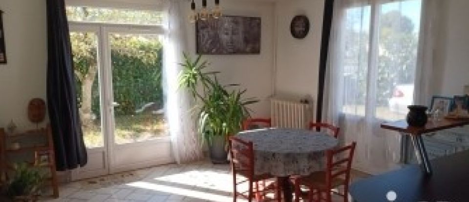 Traditional house 5 rooms of 105 m² in Coutras (33230)