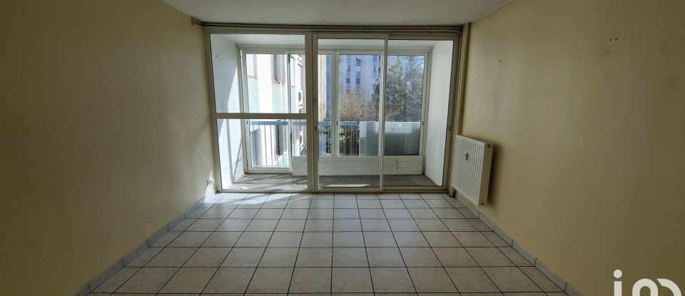 Apartment 3 rooms of 77 m² in Tarbes (65000)