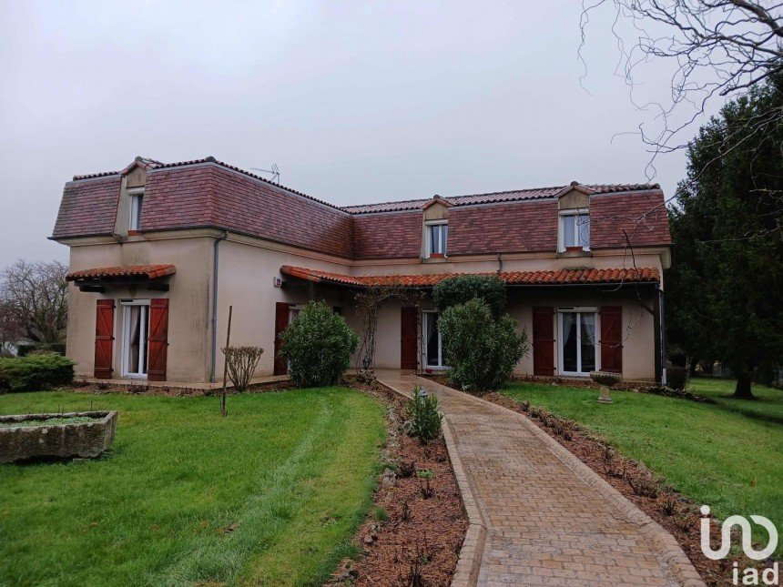 House 8 rooms of 185 m² in Usson-du-Poitou (86350)