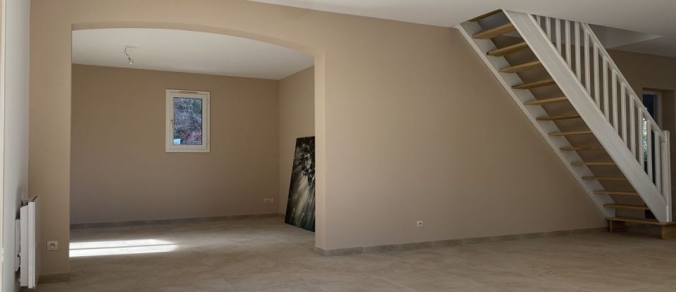 House 6 rooms of 170 m² in Cuers (83390)