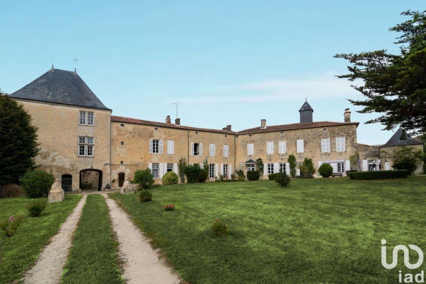 Castle 14 rooms of 625 m² in Beauvoir-sur-Niort (79360)