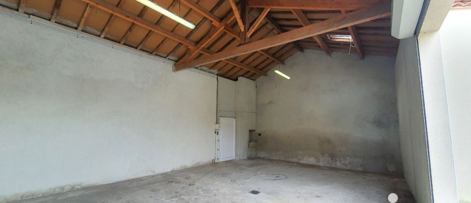 Parking/garage/box de 60 m² à Brie (16590)