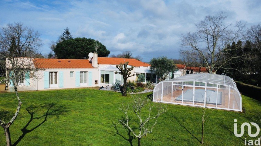 House 9 rooms of 173 m² in Rosnay (85320)