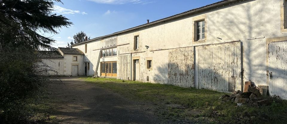 House 6 rooms of 234 m² in Celles-sur-Belle (79370)