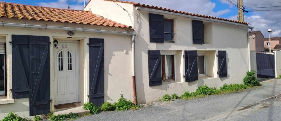 House 8 rooms of 116 m² in Salles-sur-Mer (17220)