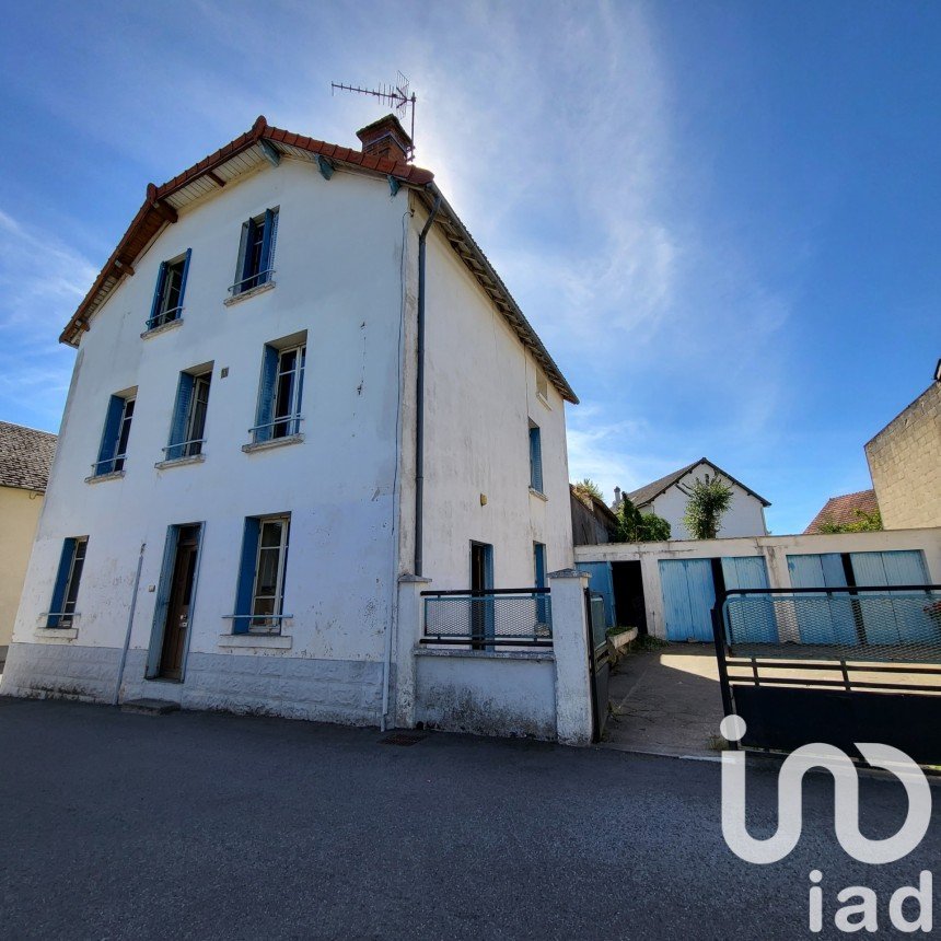 Traditional house 11 rooms of 170 m² in Giat (63620)
