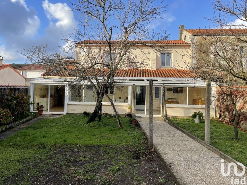 House 4 rooms of 105 m² in Tonnay-Charente (17430)