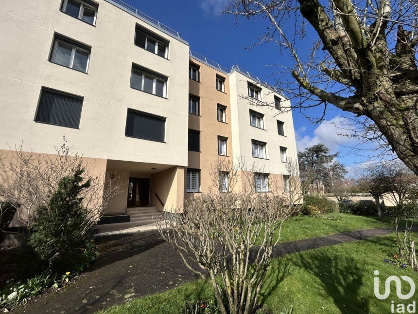 Apartment 4 rooms of 81 m² in Sainte-Geneviève-des-Bois (91700)