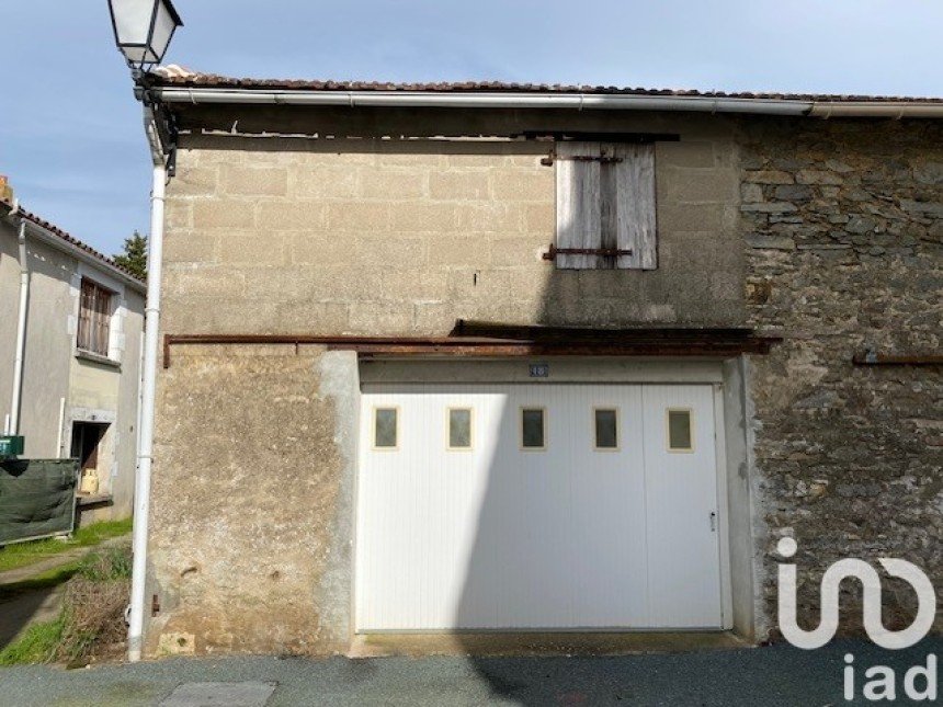 Parking of 38 m² in Mareuil-sur-Lay-Dissais (85320)