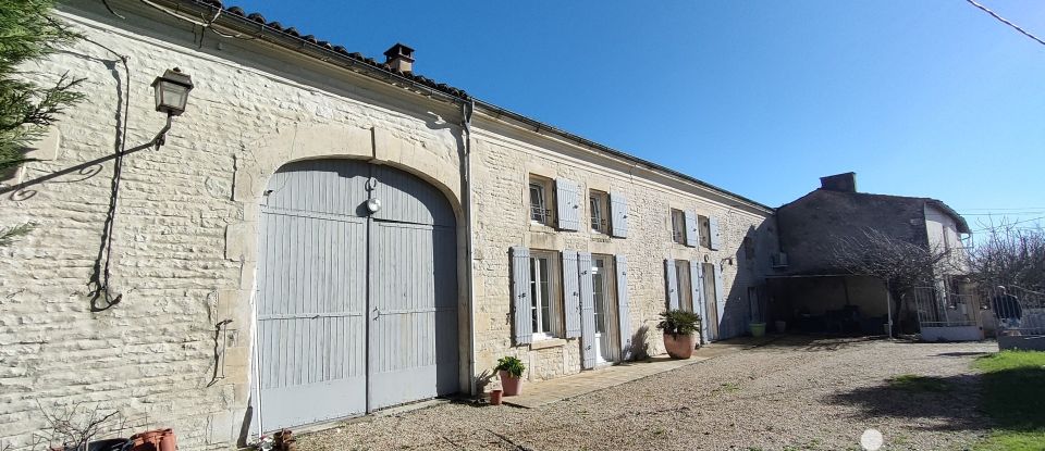 Maison 8 pièces de 170 m² à Fontaine-Chalendray (17510)