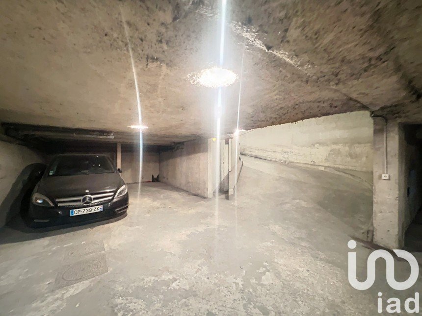 Parking of 13 m² in Paris (75017)