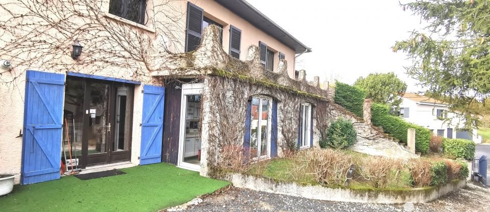 Maison traditionnelle 15 pièces de 293 m² à Dunières (43220)