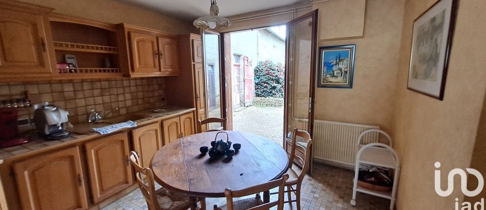 House 6 rooms of 133 m² in Nueil-les-Aubiers (79250)