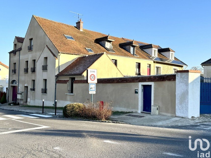 Maison 20 pièces de 466 m² à Magny-le-Hongre (77700)