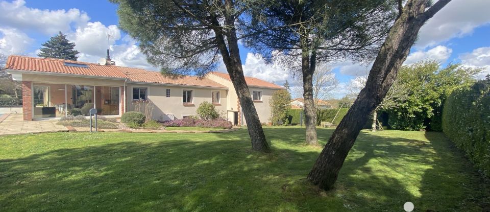 Architect house 5 rooms of 300 m² in Parthenay (79200)