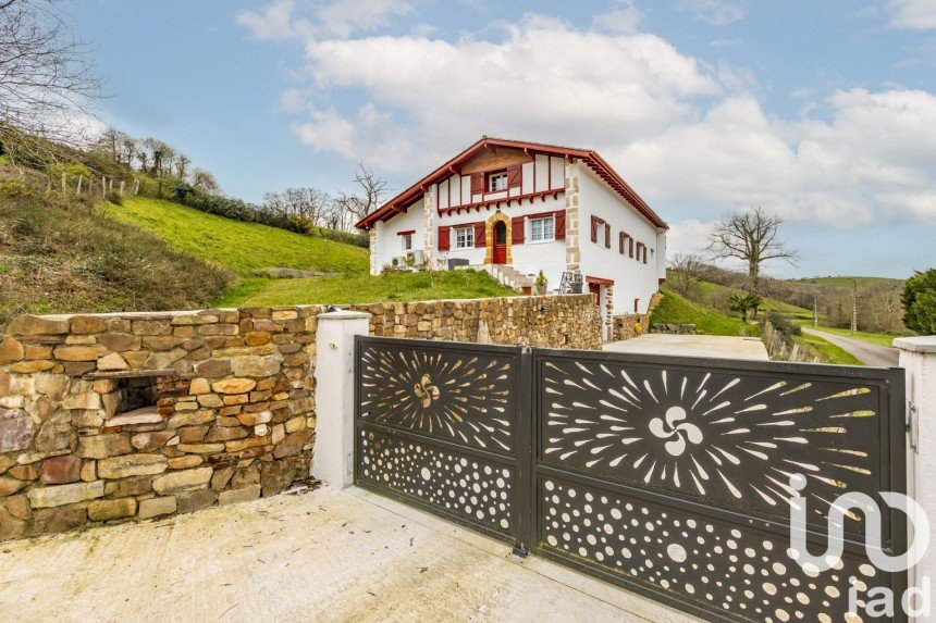 Traditional house 5 rooms of 183 m² in Arraute-Charritte (64120)