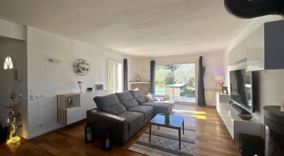House 6 rooms of 236 m² in Cuges-les-Pins (13780)