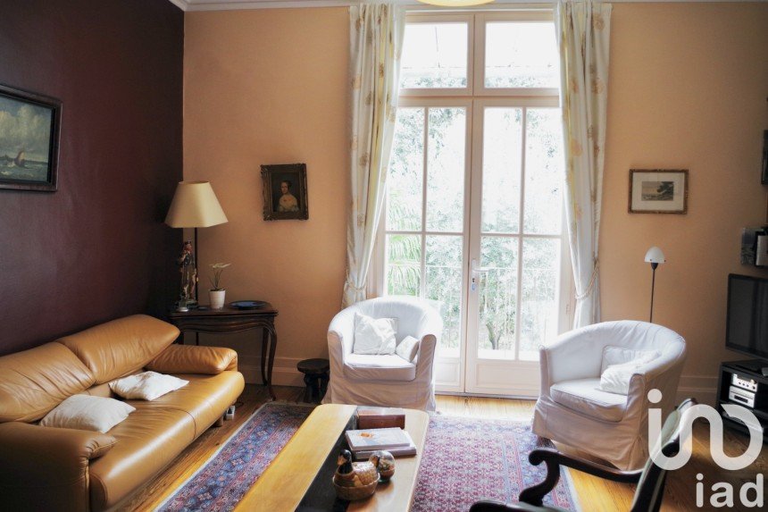 Maison traditionnelle 10 pièces de 180 m² à Bordeaux (33000)