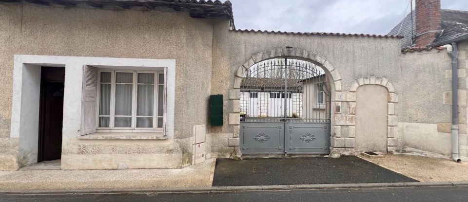 House 7 rooms of 205 m² in Savigné (86400)