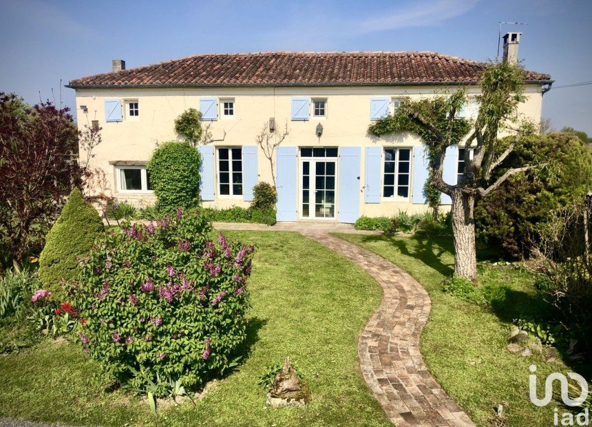 House 5 rooms of 231 m² in Saint-Jean-d'Angély (17400)