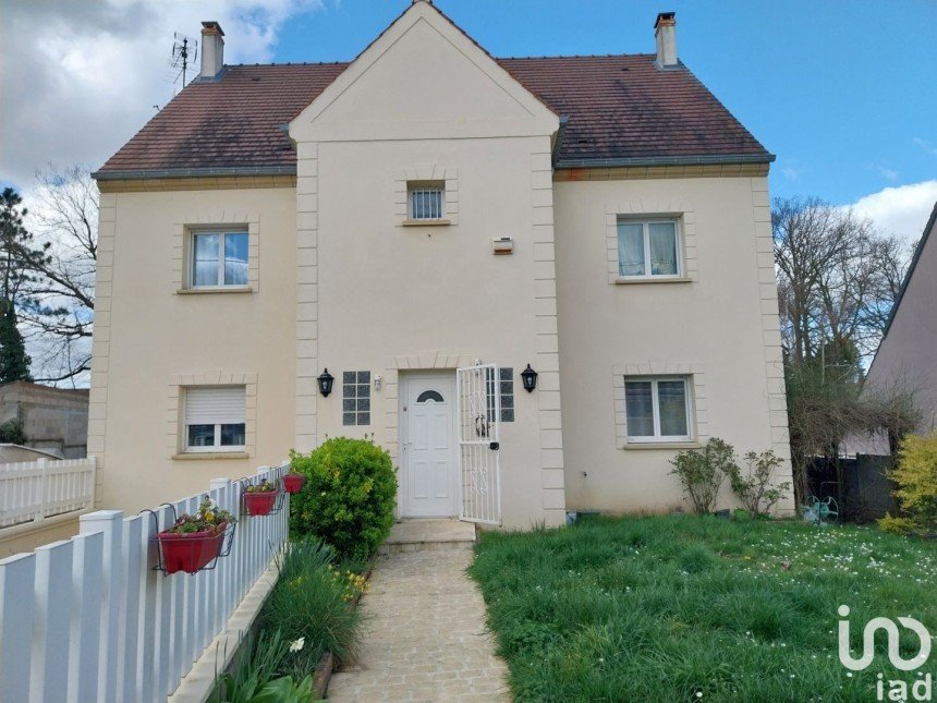 House 6 rooms of 210 m² in Claye-Souilly (77410)