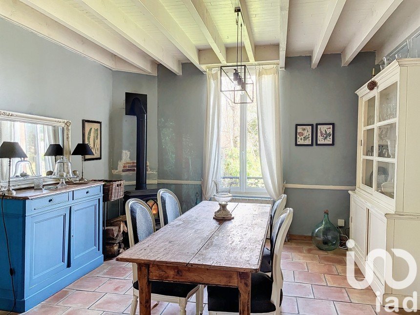 House 5 rooms of 112 m² in Saint-Seurin-sur-l'Isle (33660)
