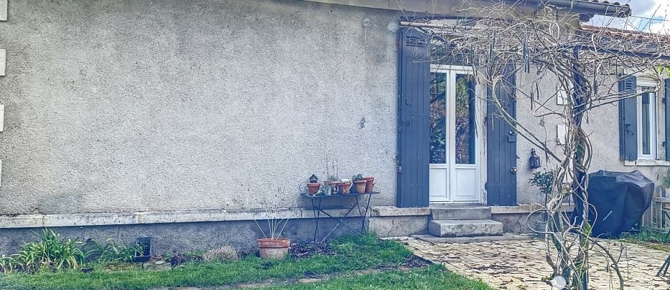 House 5 rooms of 112 m² in Saint-Seurin-sur-l'Isle (33660)