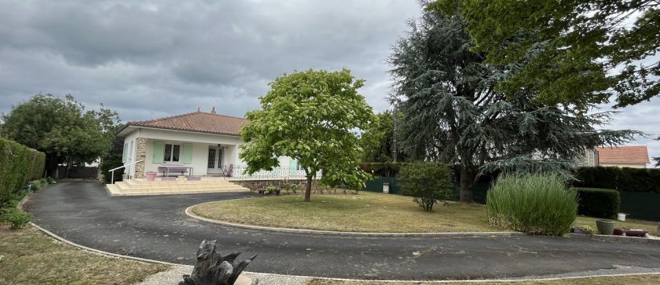 Maison 4 pièces de 106 m² à Roumazières-Loubert (16270)