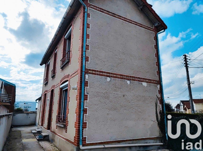 Building in Sainte-Savine (10300) of 74 m²