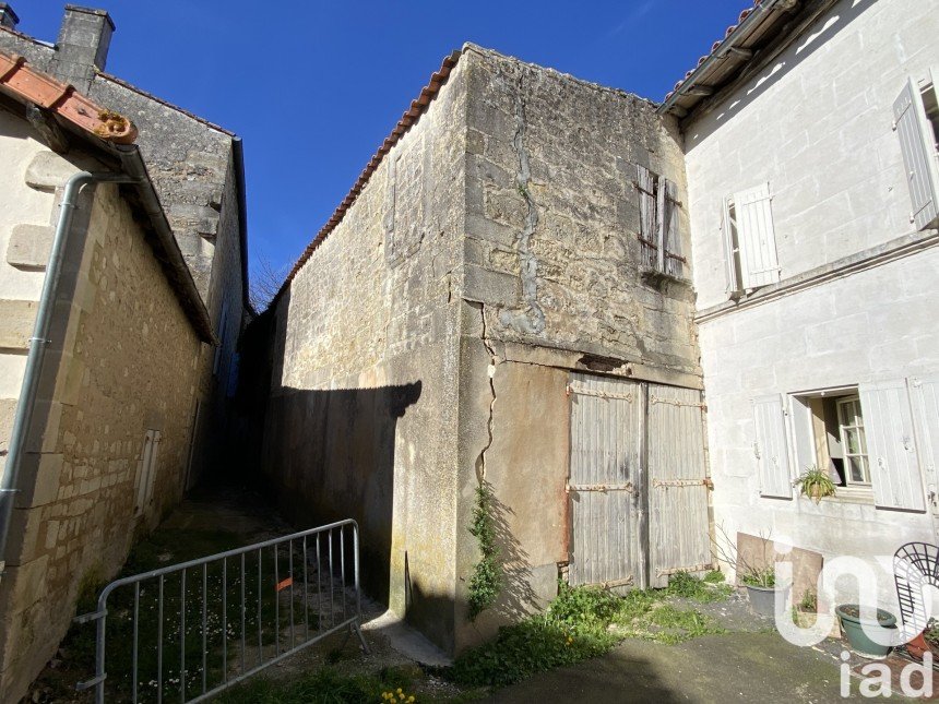 Grange 1 pièce de 68 m² à Nersac (16440)