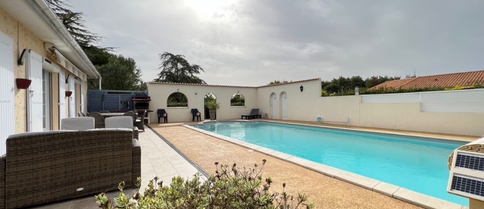 Traditional house 7 rooms of 135 m² in Saint-Mathurin (85150)