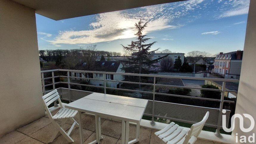Apartment 3 rooms of 69 m² in Chartres (28000)