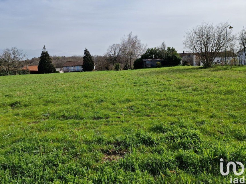 Land of 2,104 m² in Savignac-de-Nontron (24300)