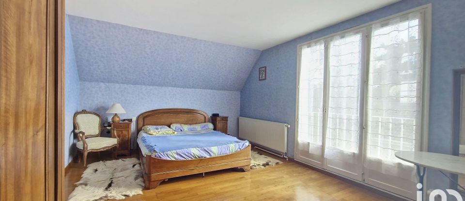 House 8 rooms of 188 m² in Voisins-le-Bretonneux (78960)